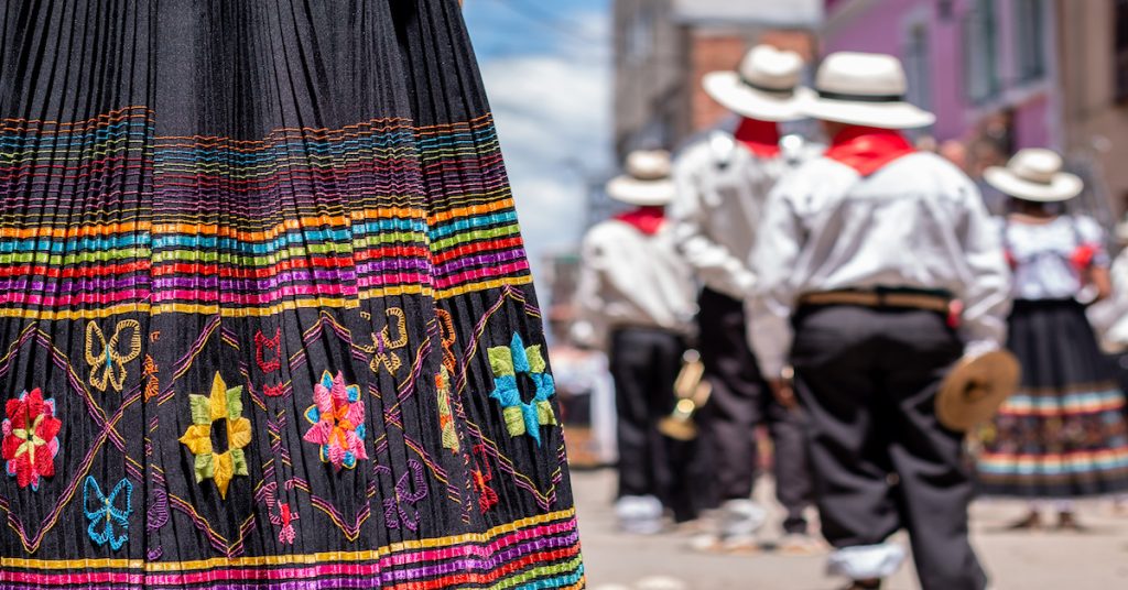 imagen de vestimentas típicas regionales de Latinoamérica en un desfile de carnaval en República Dominicana
